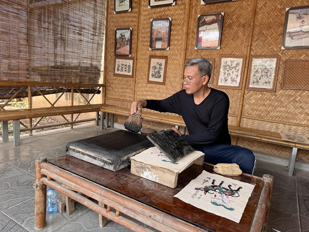 Cac bac nghe nhan gao coi dang bao ton cac moc ban khac go tranh Dong Ho co