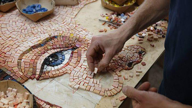 Hình ảnh cận cảnh các hạt khảm gốm thủ công giải thích tranh mosaic là gì 