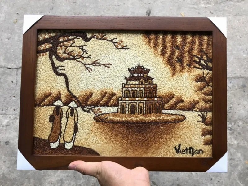 Tranh gạo Tháp Rùa với hình ảnh công trình nổi bật được ghép từ nhiều sắc độ hạt gạo rang