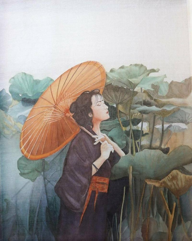 In tranh lụa hiện đại hình cô gái bên hồ sen thơ mộng 