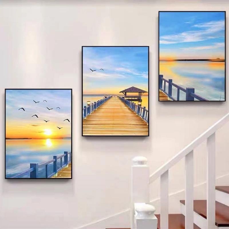 Tranh tráng gương gây ấn tượng nhờ bề mặt bóng mịn, màu sắc nổi bật và khả năng tạo chiều sâu cho hình ảnh.