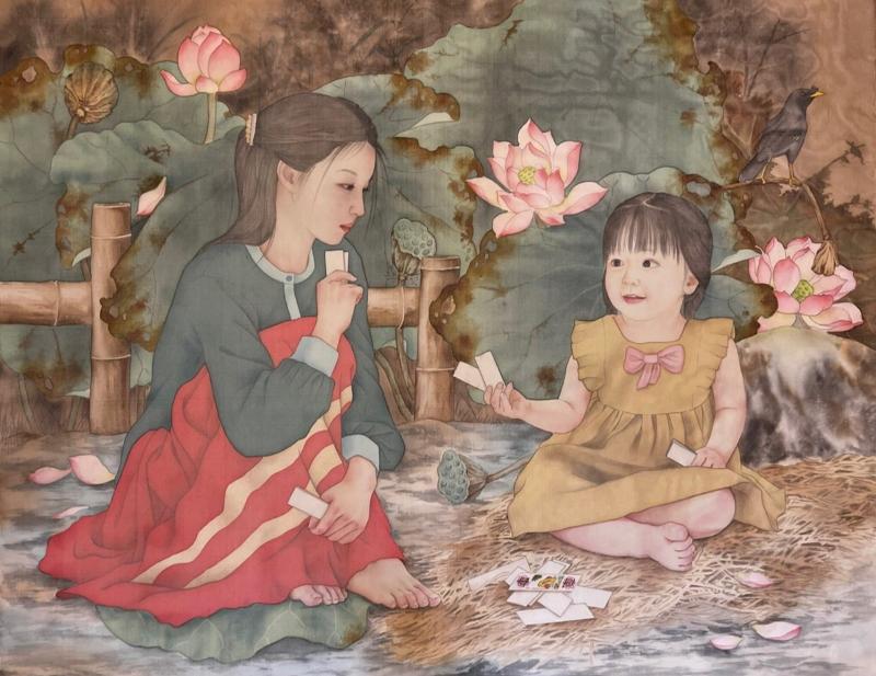 In tranh lụa hình ảnh hai chị em đánh bài bên hoa sen giản dị