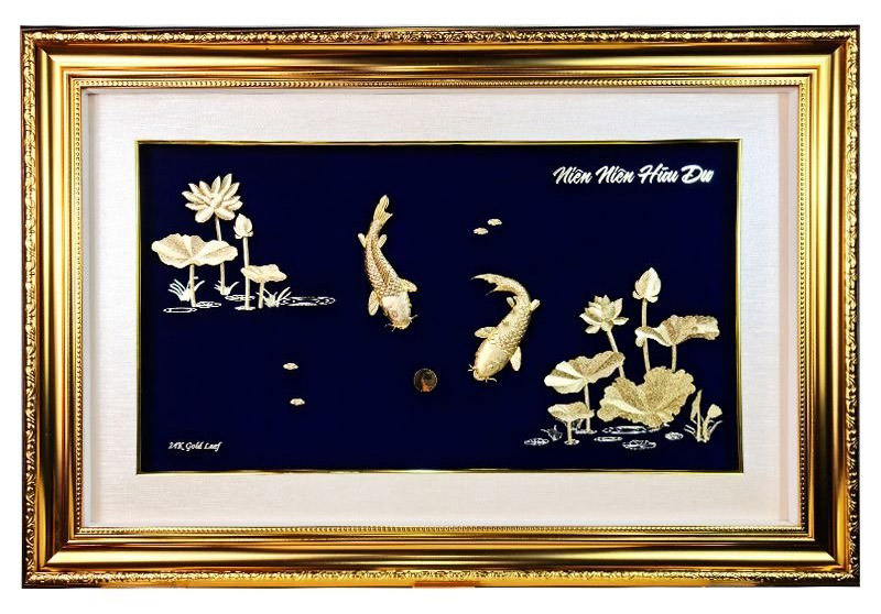 Tranh cá chép hoa sen dát vàng 24K khung ngang sang trọng