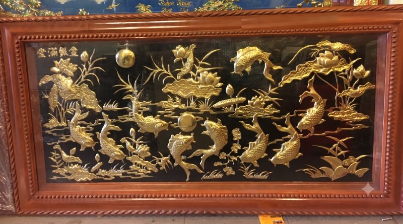 Tranh đồng Cửu ngư hoa sen khung gỗ tự nhiên