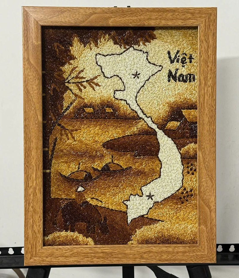 Tranh gạo bản đồ Việt Nam kết hợp phong cảnh đồng quê được tạo từ hạt gạo rang nhiều sắc độ