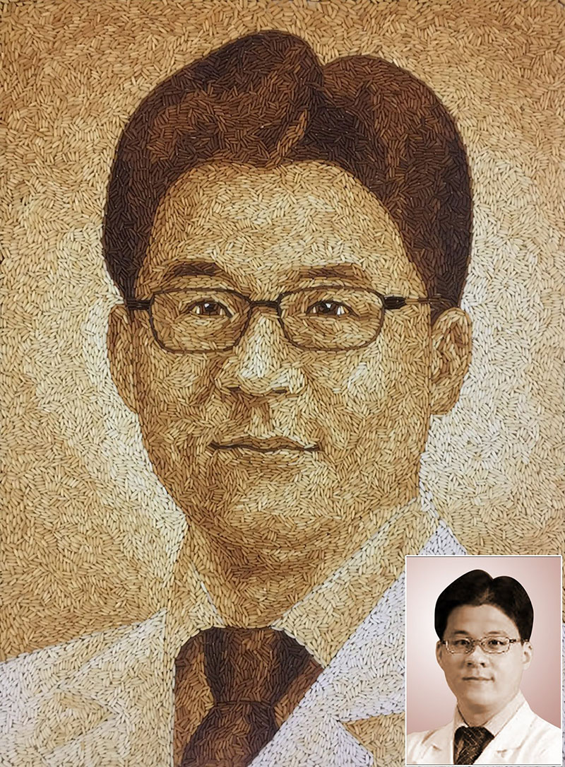 Tranh gạo chân dung một người đeo kính được tái hiện bằng hạt gạo với nhiều cấp độ sáng tối