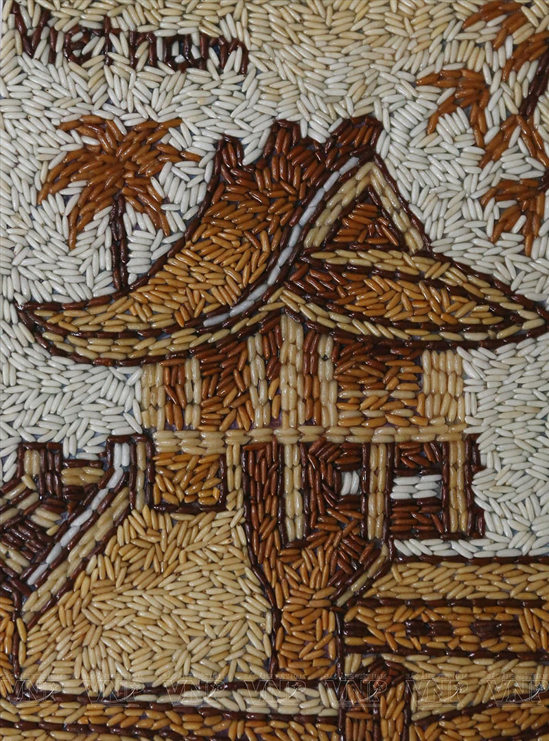 Tranh gạo Chùa Một Cột với công trình kiến trúc và hàng cây được tạo từ hạt gạo nhiều sắc độ