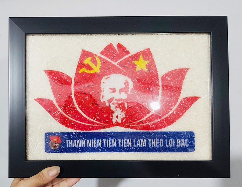Tranh gạo tái hiện logo và biểu tượng bằng hạt gạo nhiều màu trong khung gỗ màu đen